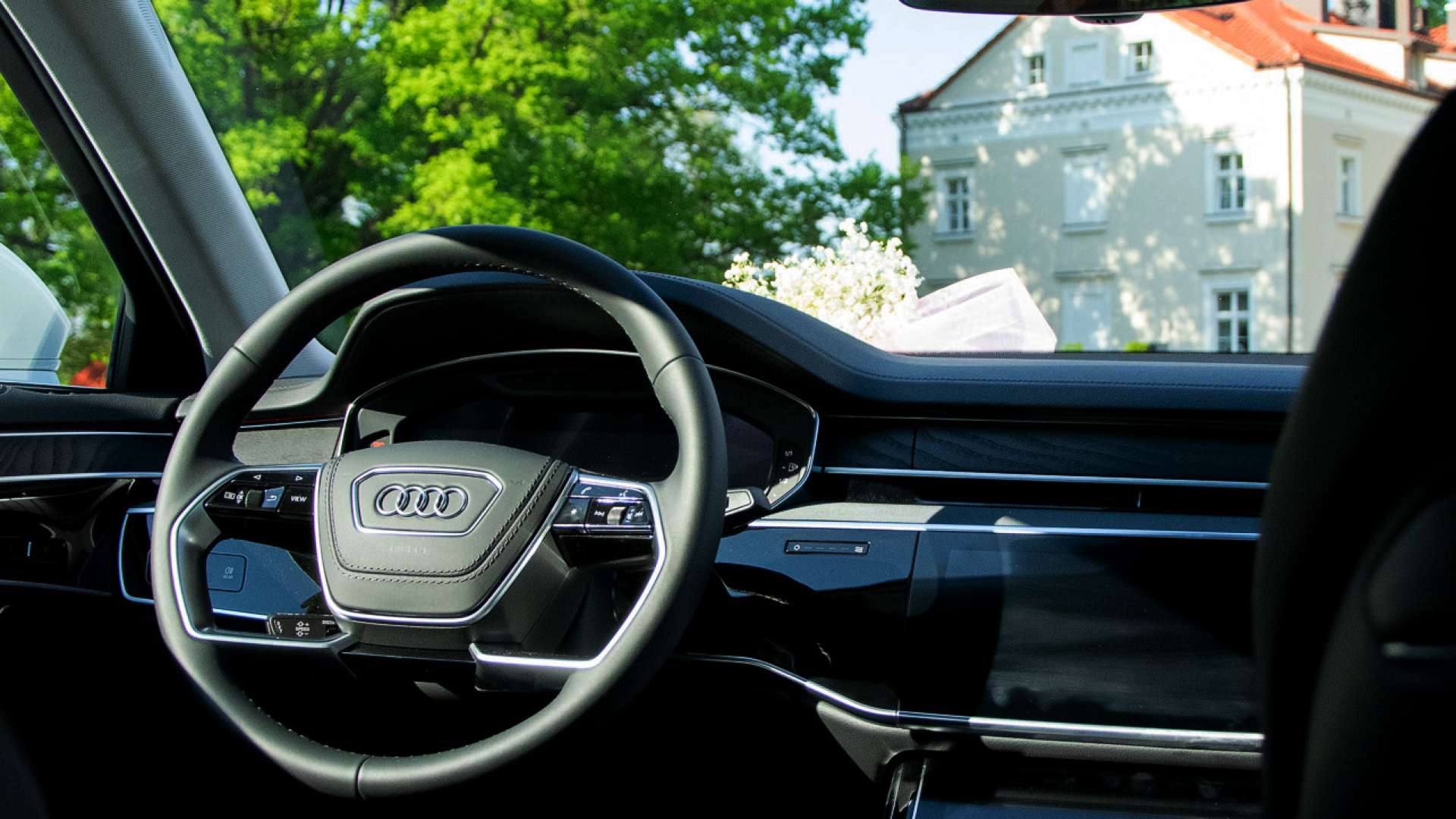 Audi A8 L cockpit met chauffeur