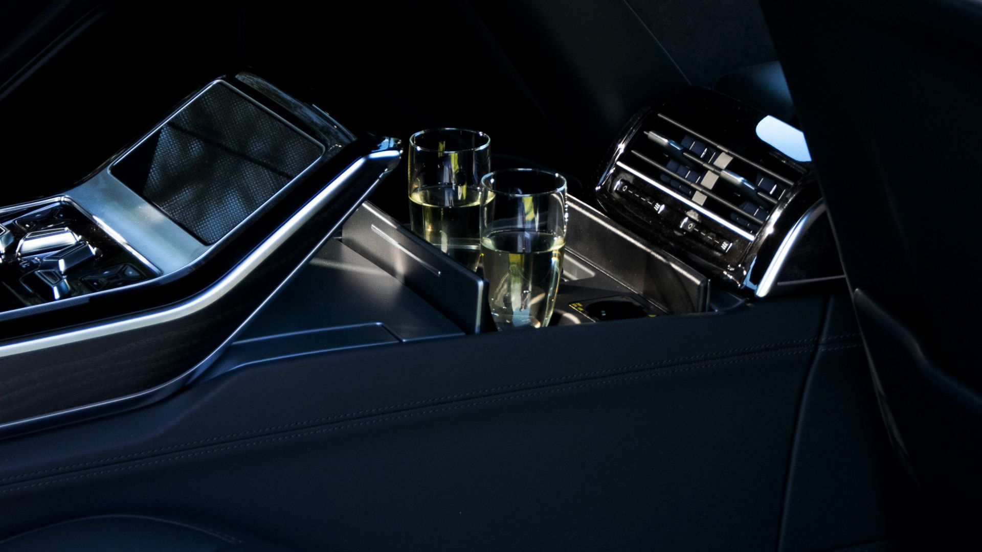 Achterconsole met koelbox en champagneglazen